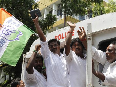 ஐ.ஐ.டி. நிர்வாகத்தைக் கண்டித்து சாஸ்திரி பவன் முற்றுகை – காங்கிரஸ் கட்சியினர் கைது