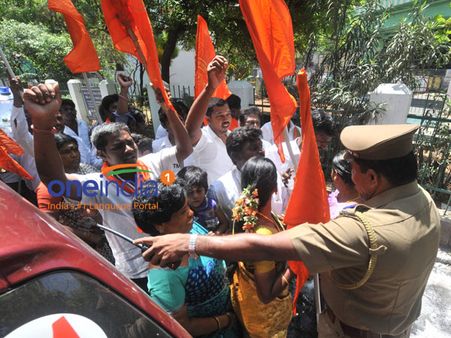 மாணவர் அமைப்பு தடையை ஆதரித்து ஐஐடி அருகே இந்து மக்கள் கட்சி போராடியதால் பரபரப்பு!