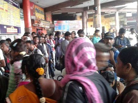 கோடை விடுமுறை முடிந்து ஊர் திரும்பிய மக்கள்.... கூட்டத்தால் திணறிய பஸ் நிலையங்கள்