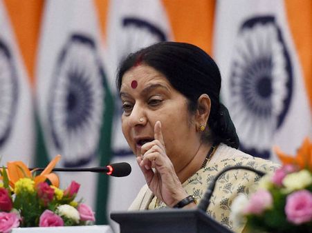 மீனவர்கள் விவகாரம்.. முதல் முறையாக இலங்கையை கண்டித்தார் சுஷ்மா சுவராஜ்!