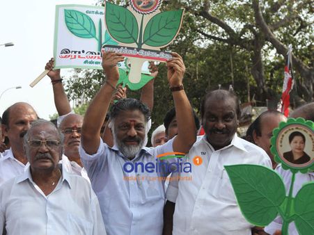 தீச்சட்டி ஏந்திய கைகளில் இரட்டை இலை... சட்டென்று மாறிய 