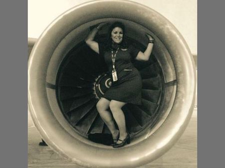 பேஸ்புக் மோகம்... விமான என்ஜின் அருகே போட்டோ எடுத்த ஏர்ஹோஸ்டஸ் டிஸ்மிஸ்