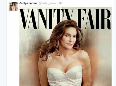 முழுப் பெண்ணாக, கவர்ச்சிப் பெண்ணாக மாறி நிற்கும் கிம்மின் அப்பாவைப் பாருங்கள்!