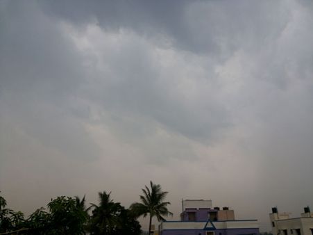 திருவள்ளூர் மாவட்டத்தில் இடி, மின்னலுடன் கன மழை.. சென்னையில் வெறும் கருமேகம் மட்டுமே!