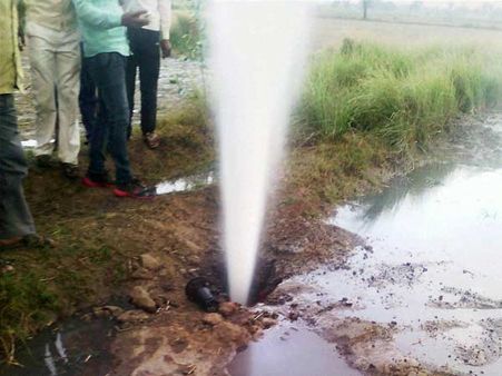 மதுராவில் டீசல் திருடர்கள் அட்டகாசம்.. குமுறிக் கொண்டு வெளியேறி வீணான டீசல்!
