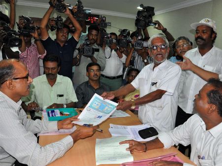 களை கட்டுகிறது ஆர்.கே.நகர் இடைத் தேர்தல்.. மனுத் தாக்கல் செய்தார் டிராபிக் ராமசாமி!