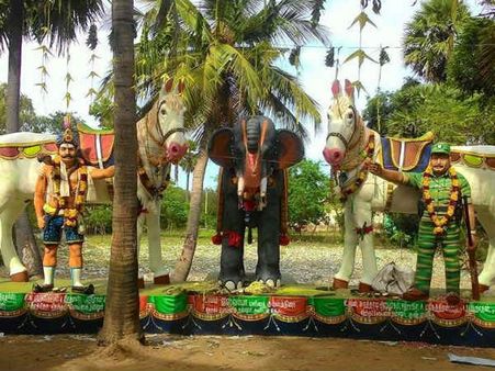 கையில் துப்பாக்கியோடு அருள் பாலிக்கும் பிரபாகரன் சாமி!