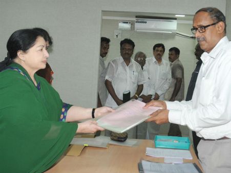 ஆர்.கே.நகர்... சசிகலாவுடன் வந்து வேட்புமனுவைத் தாக்கல் செய்தார் ஜெ