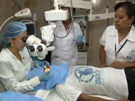 வாலிபரின் கண்ணில் வளர்ந்த புழு... துளசி மூலம் அகற்றிய டாக்டர்கள்!