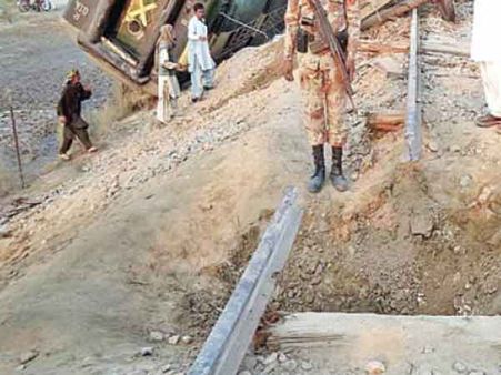 பாகிஸ்தானில் தண்டவாளம் குண்டு வைத்து தகர்ப்பு- ரயில் தடம் புரண்டதில் 6 பேர் காயம்