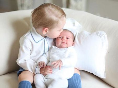 தங்கச்சி பாப்பாவை மடியில் வைத்து முத்தம் கொஞ்சும் குட்டி இளவரசர்: தீயாக பரவும் போட்டோ