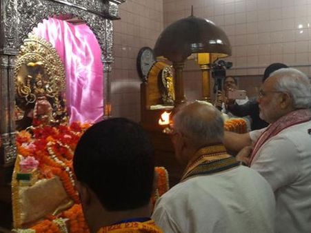 12-ம் நூற்றாண்டைச் சேர்ந்த வங்கதேசத்து தாகேஷ்வரி கோவிலில் மோடி வழிபாடு