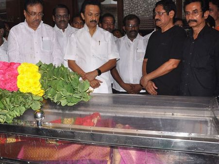 சுலோச்சனா சம்பத்தின் உடல் தகனம்... ஆயிரக்கணக்கானோர் பங்கேற்பு