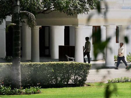 அடம் பிடித்த விஐபிகள் 460 பேர், அரசு பங்களாக்களில் இருந்து வெளியேற்றம்! கடுப்பில் காங்கிரஸ்