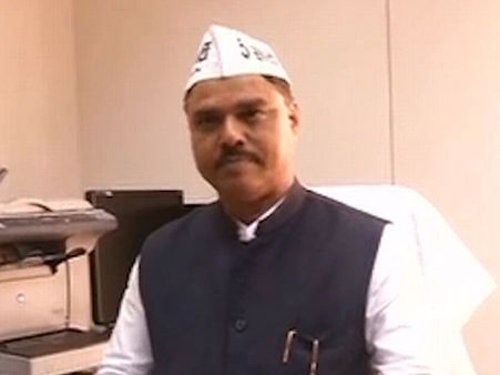 போலி கல்விச் சான்றிதழ் விவகாரம்: டெல்லி சட்ட அமைச்சர் ஜிதேந்திரசிங் தோமர் அதிரடி கைது!