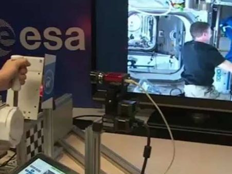 ஜாய் ஸ்டிக் மூலம்... ‘விண்ணைத் தாண்டி’ சர்வதேச விண்வெளி வீரருக்கு ‘கை’ கொடுத்த விஞ்ஞானி!