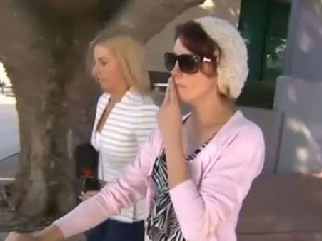 எப்போ பாரு மைக்கை நீட்டிகிட்டு.. பெண் நிருபர் முகத்தில் சிகரெட்டால் சூடு!