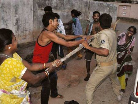 எப்.ஐ.ஆர். போட மறுப்பு... காவல் நிலையத்தை சூறையாடி போலீசாரை பந்தாடிய குடிசைவாசிகள்!