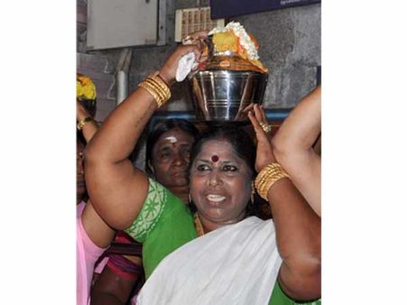 காதிலும் 'அம்மா'.. கழுத்திலும் 'அம்மா'.. ஆர்.கே.நகரை வலம் வரும் 'அம்மம்மா' தொண்டர்!