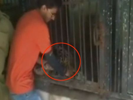 சிறுத்தை காலைப் பிடித்து இழுத்து இம்சை.. பேஸ்புக்கில் போட்டோ வெளியிட்ட இளைஞர் கைது!