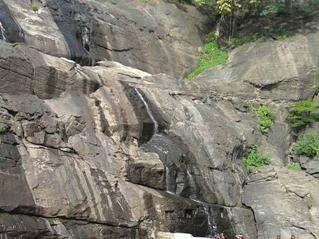 குற்றால சீசன் தாமதம்… சுற்றுலா பயணிகள் ஏமாற்றம்... புலம்பும் வியாபாரிகள்