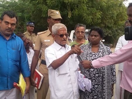 புகாரை வாங்காத போலீஸ் தர்ணாவில் குதித்த டிராபிக் ராமசாமி