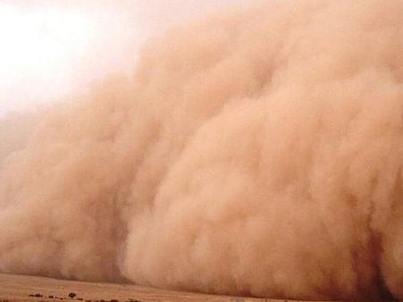 டெல்லியில் பெரும் புழுதிக்காற்று - அனல் குறைந்தாலும் அவதியில் மக்கள்!