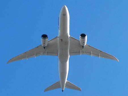 செங்குத்தாக மேலெழும்பி சாதனை செய்த டிரீம்லைனர் விமானம்!! விமானப் போக்குவரத்தில் மைல் கல்!!!