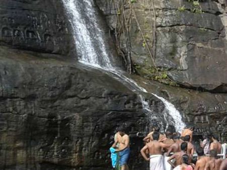 ஏமாற்றிய கேரளத்து பருவமழை… தண்ணீர் இல்லாமல் கண்ணீர் விடும் குற்றால அருவிகள்!