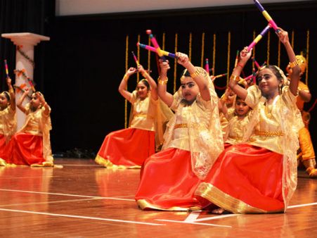 ஷார்ஜாவில் வண்ணமயமாக நடந்த நிரித்யசமர்ப்பண், இந்திய கிளாசிக்கல் நடன நிகழ்ச்சி