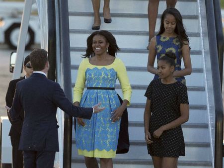 'டீ' சாப்பிட மகள்களுடன் லண்டன் கிளம்பி வந்த மிஷல் ஒபாமா