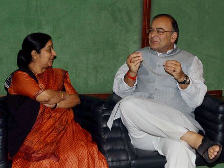 சுஷ்மா பதவியை காலி செய்ய காய் நகர்த்துவது ஜெட்லியா?- பாஜக எம்.பி பகீர் டிவிட்!