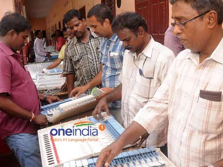 ஆர்.கே.நகர் இடைத்தேர்தல்: மின்னணு வாக்குப்பதிவு இயந்திரங்கள் குலுக்கள் முறையில் தேர்வு