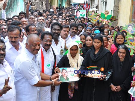 அமைச்சர்கள் முற்றுகை… 50 வாக்காளர்களுக்கு 5 பேர்... அதிமுகவின் அதிரடியால் அனல்பறக்கும் ஆர்.கே.நகர்!