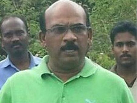 எப்படி வேணா போட்டோ எடுங்க... தெனாவெட்டாக போஸ் கொடுத்த செம்மரக்கடத்தல் டி.எஸ்.பி. தங்கவேலு!