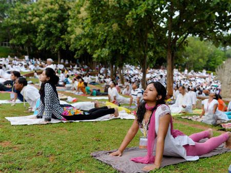 மதத்திற்கு அப்பாற்பட்டது யோகா, ஆரோக்கியத்திற்கு நல்லது.. யோகா சொல்லித் தரும் இஸ்லாமியப் பெண்