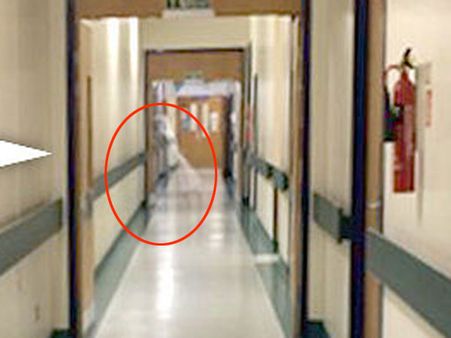 இங்கிலாந்து மருத்துவமனையில் “பேய்” – காதலிக்கு போட்டோ அனுப்பப் போய் கிலியான காதலர்!