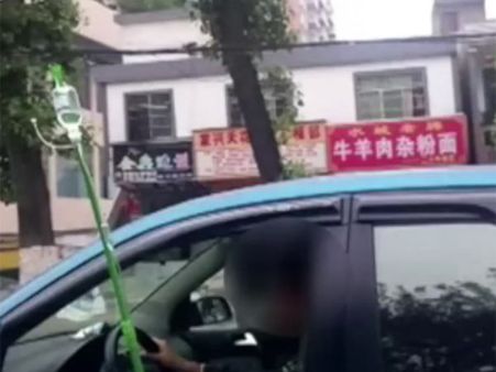 உடம்பில் குளுக்கோஸ் ஏற்றியபடி காரை ஓட்டிச் சென்ற பெண்!