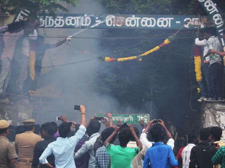 தமிழகம் முழுவதும் கலைக் கல்லூரிகள் திறப்பு.. பட்டாசு வெடித்து மாணவர்கள் கொண்டாட்டம்