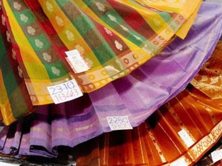 சுற்றுலா விசாவில் சென்று இலங்கையில் புடவை விற்ற தமிழக வியாபாரி கைது