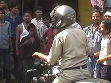 எங்கடா என் சரக்கை காணோம்... மதுக்கடையை சூறையாடிய குடிகார போலீஸ்காரர்!