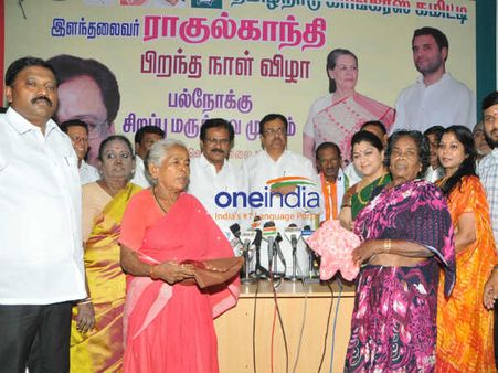 சத்தியமூர்த்தி பவனில் ராகுல் பிறந்த நாள்.. குஷ்பு பங்கேற்பு... ஏழைகளுக்கு வேட்டி