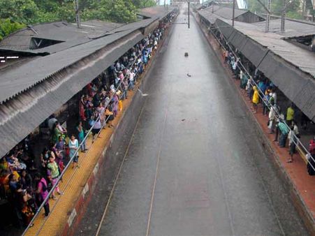 மும்பையில் வெள்ளம் வடிகிறது... இயல்பு நிலைக்கு திரும்புகிறது... ரயில் போக்குவரத்து துவக்கம்