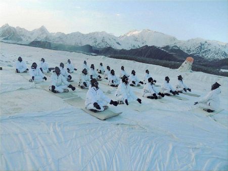 சியாச்சன் மலைச் சிகரம் முதல் தென் சீனக் கடல் வரை.. யோகா செய்த இந்திய ராணுவ, கடற்படை வீரர்கள்