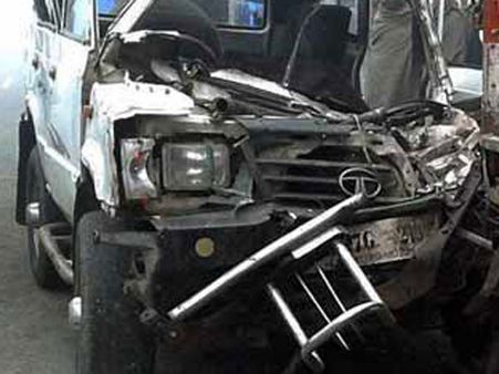 குஜராத்தில் யோகா நிகழ்ச்சிக்கு செல்கையில் கார் மோதி 2 பள்ளி மாணவிகள் பலி