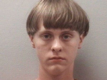 சர்ச்சில் 9 பேரை சுட்டுக் கொன்ற இளைஞனுக்கு இறந்தவர்கள் குடும்பத்தினரின் மனதை உருக்கும் “மன்னிப்பு”