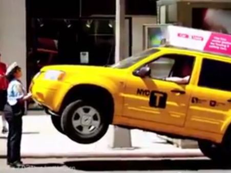 சந்திரமுகி ஜோதிகா கட்டிலைத் தூக்கினார்.. நியூயார்க் ஜென்னியோ காரைத் தூக்கினார்.. ஒரு பரபர வைரல்!