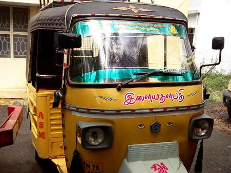 150 சரக்கு பாட்டில்களுடன் 'இளையதளபதி ஆட்டோ' பறிமுதல்!!