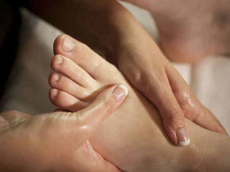 மாணவர்களை கால் பிடித்து விடச் சொன்ன தலைமையாசிரியை - பெற்றோர் போராட்டம்