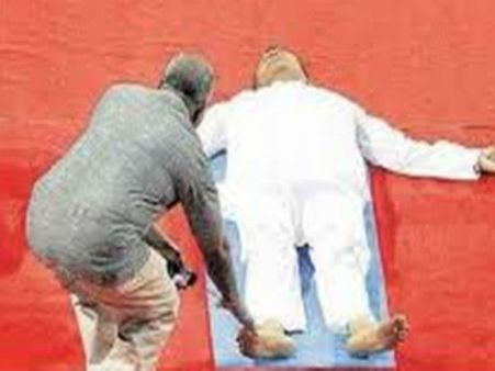 யோகா செய்யச் சொன்னா குறட்டை விட்டு தூங்கிய ரயில்வே அமைச்சர் சுரேஷ் பிரபு